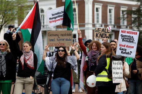 Protesters outside the ICJ in The Hague. They are carrying placards criticising Germany over arms exports to Israel