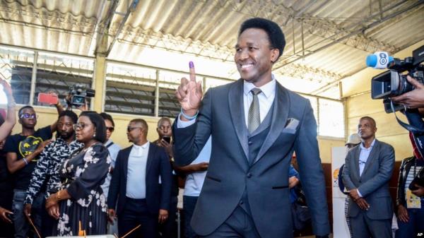 FILE - Independent candidate Venâncio Mo<em></em>ndlane holds up his finger after casting his vote in general elections in Maputo, Mozambique, Oct. 9, 2024.